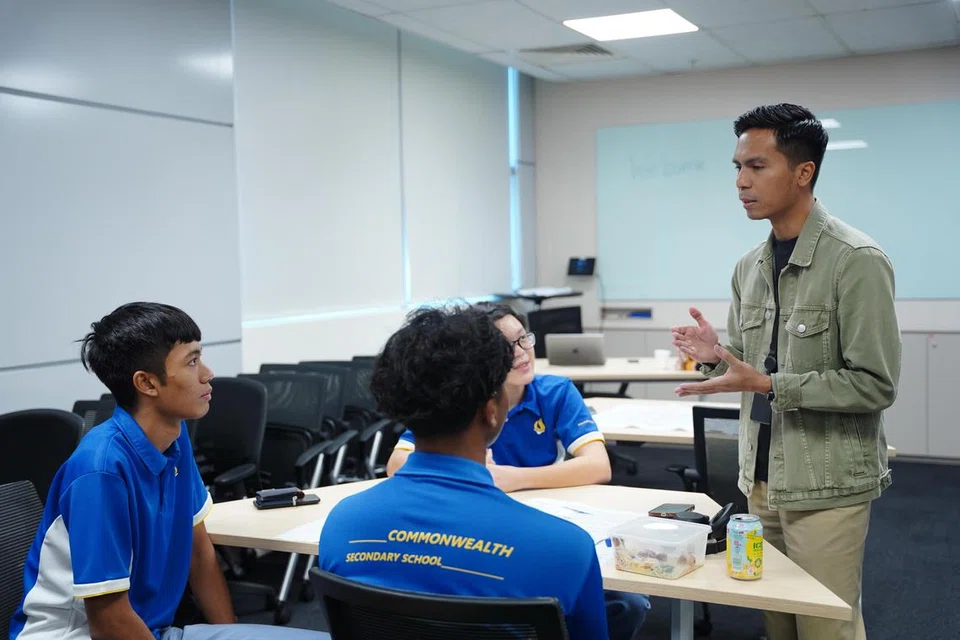 Editor Gen G yang juga wartawan Berita Harian, Encik Izwandi Azman (kanan), memberi pencerahan kepada pelajar Sekolah Menengah Commonwealth semasa sesi lawatan sambil belajar ke pejabat Berita Harian pada 6 Mac.