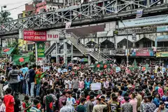 Ribuan penunjuk perasaan berhimpun di Dhaka mendesak Perdana Menter Bangladesh, Cik Sheikh Hasina, meletakkan jawatan.  