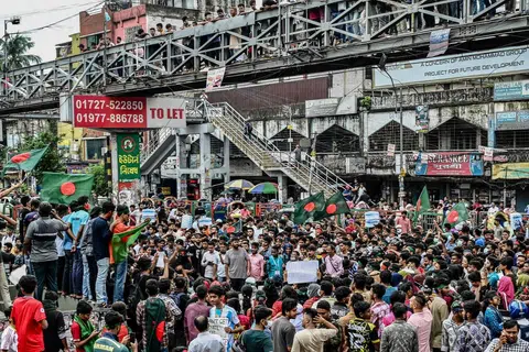 Ribuan penunjuk perasaan berhimpun di Dhaka mendesak Perdana Menter Bangladesh, Cik Sheikh Hasina, meletakkan jawatan.  