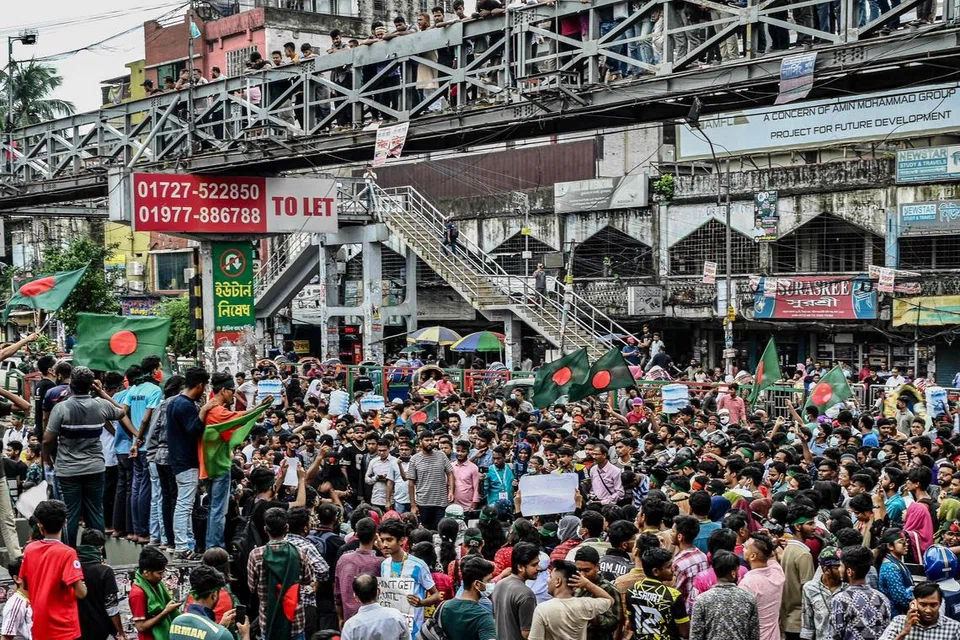 Ribuan penunjuk perasaan berhimpun di Dhaka mendesak Perdana Menter Bangladesh, Cik Sheikh Hasina, meletakkan jawatan.  