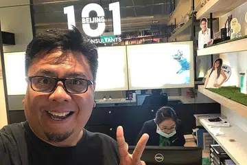 PERLU PEKA: Kaum lelaki juga perlu peka tentang rawatan rambut kerana kesihatan rambut menandakan kesihatan tubuh badan seseorang. Di sini kelihatan personaliti Suhaimi Yusof selepas menjalani rawatan rambut di Beijing 101. - Foto-foto ihsan SUHAIMI YUSOF