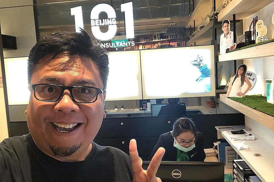 PERLU PEKA: Kaum lelaki juga perlu peka tentang rawatan rambut kerana kesihatan rambut menandakan kesihatan tubuh badan seseorang. Di sini kelihatan personaliti Suhaimi Yusof selepas menjalani rawatan rambut di Beijing 101. - Foto-foto ihsan SUHAIMI YUSOF