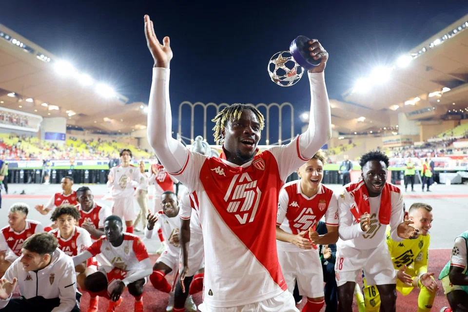 Penyerang AS Monaco, George Ilenikhena, yang membawa pulang trofi pemain terbaik perlawanan, meraikan bersama pasukannya selepas menewaskan Barcelona 2-1 di Liga Juara-Juara Eropah. 