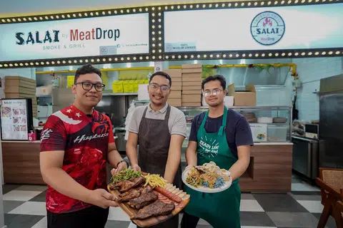 SAHABAT NIAGA SEIRING JALAN: Salai by Meatdrop telah berpindah ke kedai kopi di 82 Joo Chiat Road dalam usaha mengembangkan perniagaan mereka. Dalam gambar merupakan tiga pemilik bersama (dari kiri) Encik Muhammad Adam Johari, Encik Ahmad Shakirin Roslan dan Encik Mohd Fauzan Abdul Rahim.