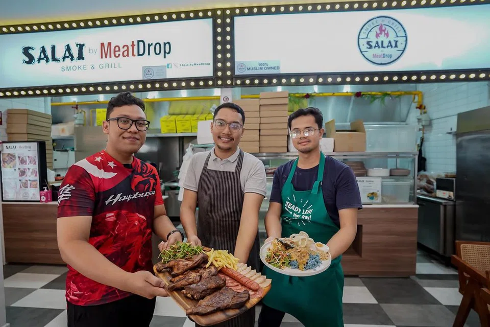 SAHABAT NIAGA SEIRING JALAN: Salai by Meatdrop telah berpindah ke kedai kopi di 82 Joo Chiat Road dalam usaha mengembangkan perniagaan mereka. Dalam gambar merupakan tiga pemilik bersama (dari kiri) Encik Muhammad Adam Johari, Encik Ahmad Shakirin Roslan dan Encik Mohd Fauzan Abdul Rahim.