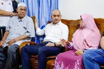 Menteri Besar Johor, Datuk Onn Hafiz Ghazi (tengah) menziarahi keluarga pelajar mangsa bunuh, Allahyarhamha Irene Sofiya Mohd Kharool Faisal, 16 tahun, di Kampung Parit Selamat, Yong Peng, Batu Pahat, Johor, pada 5 Oktober . Di sebelah kiri ialah datuk mangsa, Encik Khyar Abas, 69 tahun dan isterinya, Cik Jameyah Rabani, 65 tahun.