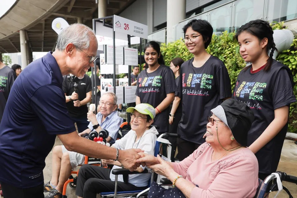 Menteri Pembangunan Sosial dan Keluarga, Encik Masagos Zulkifli Masagos Mohamad (kiri) bertemu dengan pesakit HCA Hospice pada 20 Oktober di Marina Barrage.