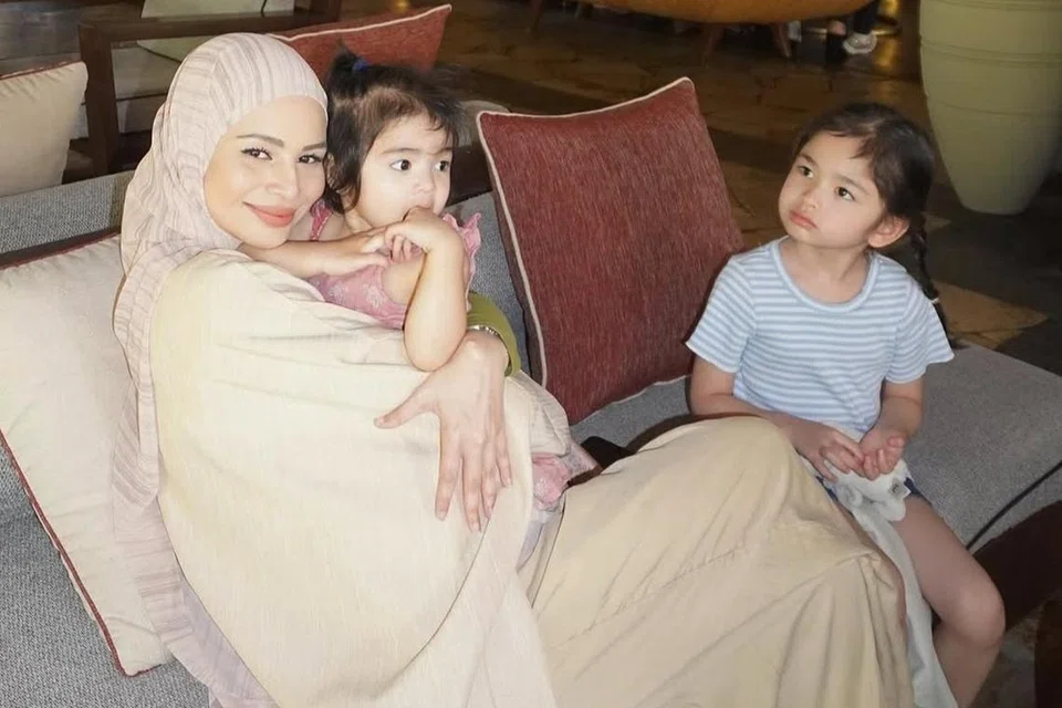 Jelitawan dan pelakon Malaysia, Izara Aishah (kiri), berjaya menghidupkan watak Husna dalam drama ‘Keluarga Itu’ selepas enam tahun berehat untuk menjaga anak-anaknya, Amara Amina (tengah) dan Irisa Alaia. 