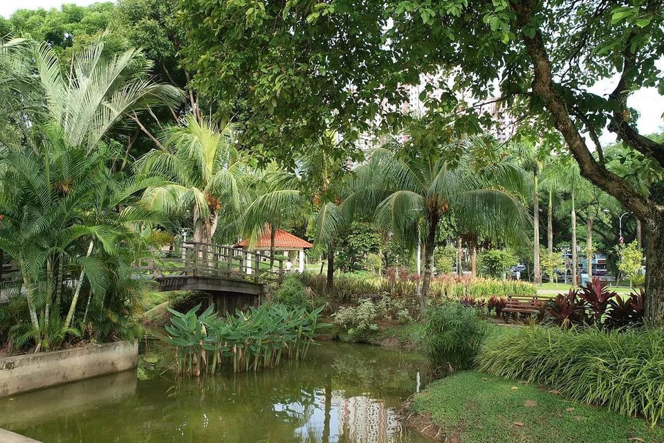 SEJUK MATA MEMANDANG: Kehijauan taman di tengah-tengah deretan flat HDB dan kondominium di Taman Tiong Bahru atau Tiong Bahru Park, menjadikan estet perumahan di sekelilingnya hartanah yang digemari ramai penduduk. - Foto-foto NPARKS