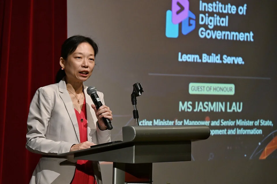Pemangku Menteri Tenaga Manusia merangkap Menteri Negara Kanan (Penerangan dan Pembangunan Digital), Cik Jasmin Lau, memberi ucapan semasa pelancaran Institut Pemerintah Digital (IDG) pada 18 September di Auditorium Kolej Perkhidmatan Awam (CSC).