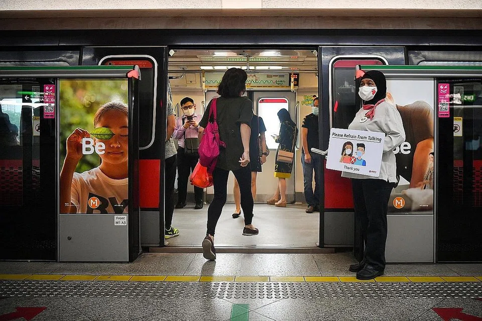 LANGKAH BERJAGA-JAGA: Penumpang MRT diingatkan di pintu masuk agar usah bercakap semasa dalam kereta api MRT demi kekang kemungkinan jangkitan Covid-19. Kebanyakan orang keluar menaiki MRT kerana perlu mencari nafkah demi menyara kehidupan, kata Ustaz Mohamad Rais.