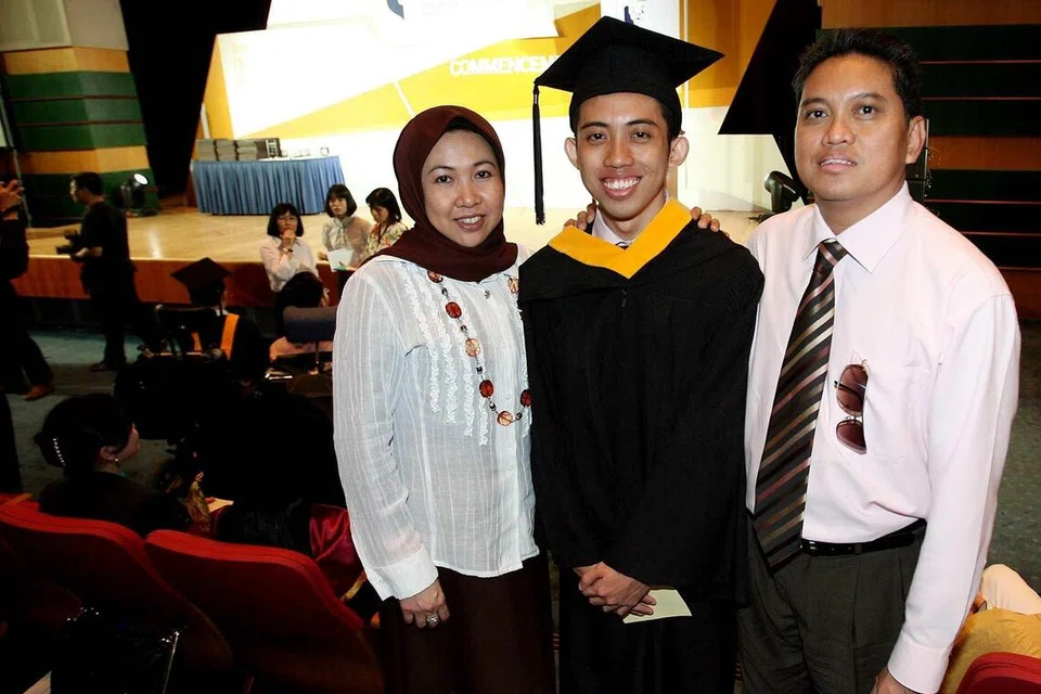 Encik Ahmad Firdaus bersama ibu bapanya Encik Daud Rahmat (kanan) and Cik Hayati Kasman (kiri) semasa lulus daripada Universiti Pengurusan Singapura (SMU)
dengan pengiktirafan Magna Cum Laude pada 2008.