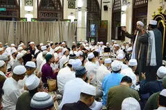 CARA KENALI RASULULLAH DENGAN LEBIH MENDALAM: Kita boleh berdamping bersama orang-orang yang menghidupkan sunah Baginda saw dan menghadiri acara-acara memperingati Rasulullah saw seperti acara Maulud atau Zikir Rasul. Dalam acara Maulud, sirah serta keperibadian Rasulullah saw akan dikongsi menerusi pembacaan berzanji, dibaie, qasidah, nasyid serta ceramah oleh asatizah. - Foto oleh ENCIK OSMAN HASHIM