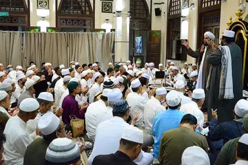 CARA KENALI RASULULLAH DENGAN LEBIH MENDALAM: Kita boleh berdamping bersama orang-orang yang menghidupkan sunah Baginda saw dan menghadiri acara-acara memperingati Rasulullah saw seperti acara Maulud atau Zikir Rasul. Dalam acara Maulud, sirah serta keperibadian Rasulullah saw akan dikongsi menerusi pembacaan berzanji, dibaie, qasidah, nasyid serta ceramah oleh asatizah. - Foto oleh ENCIK OSMAN HASHIM