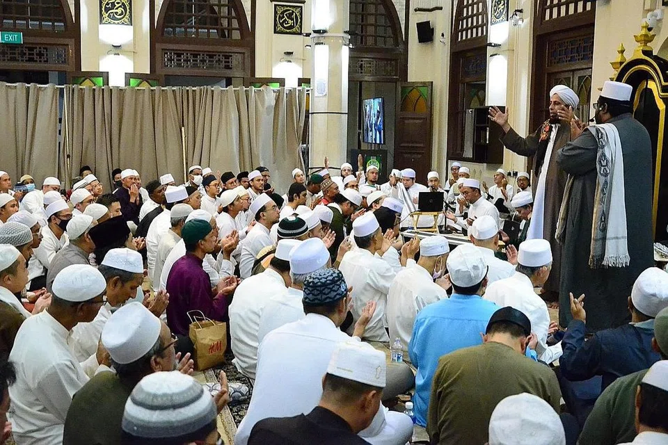 CARA KENALI RASULULLAH DENGAN LEBIH MENDALAM: Kita boleh berdamping bersama orang-orang yang menghidupkan sunah Baginda saw dan menghadiri acara-acara memperingati Rasulullah saw seperti acara Maulud atau Zikir Rasul. Dalam acara Maulud, sirah serta keperibadian Rasulullah saw akan dikongsi menerusi pembacaan berzanji, dibaie, qasidah, nasyid serta ceramah oleh asatizah. - Foto oleh ENCIK OSMAN HASHIM