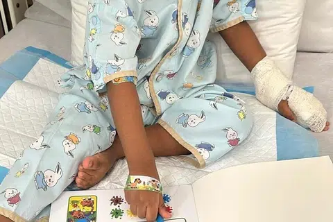 Jareem Dhulqar M M Aasif, lima tahun, yang menghidap kencing manis Jenis 1 sejak berusia dua tahun, kini dapat menjalani kehidupan seperti kanak-kanak lain dengan keadaannya sebahagian besarnya diuruskan di rumah oleh ibu bapanya dengan bimbingan pasukan penjagaan Hospital Universiti Nasional (NUH). Dia antara lebih 300,000 pesakit yang meraih manfaat daripada pendekatan penjagaan kesihatan berasaskan nilai NUHS sejak 2015.