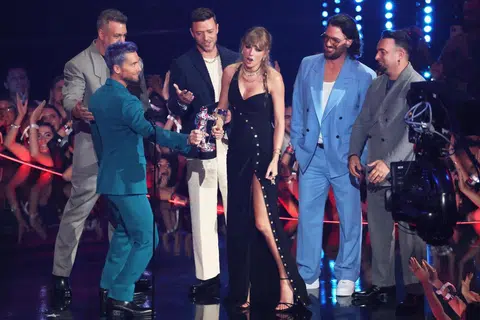 ANUGERAH POP TERBAIK: Taylor Swift (tiga dari kanan) menerima Anugerah Lagu Pop Terbaik daripada kumpulan NSYNC di acara Anugerah Muzik Video MTV 2023 yang diadakan di Pusat Prudential, New Jersey pada 12 September 2023.