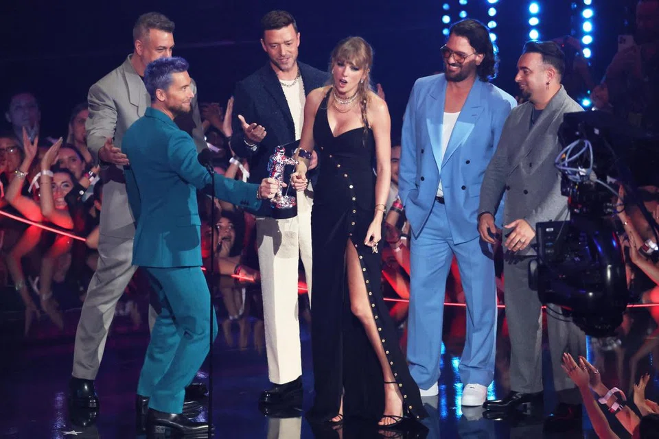 ANUGERAH POP TERBAIK: Taylor Swift (tiga dari kanan) menerima Anugerah Lagu Pop Terbaik daripada kumpulan NSYNC di acara Anugerah Muzik Video MTV 2023 yang diadakan di Pusat Prudential, New Jersey pada 12 September 2023.