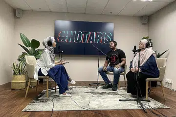 BINCANG 'DEMAM' MAT KILAU: (Dari kiri) Koresponden BH Shahida Sarhid, Sheik Alau'ddin, dan Dr Roszalina membincangkan fenomena Mat Kilau yang melanda Singapura dan Malaysia. - Foto BM oleh ATIKAH MAISARAH NIZAM