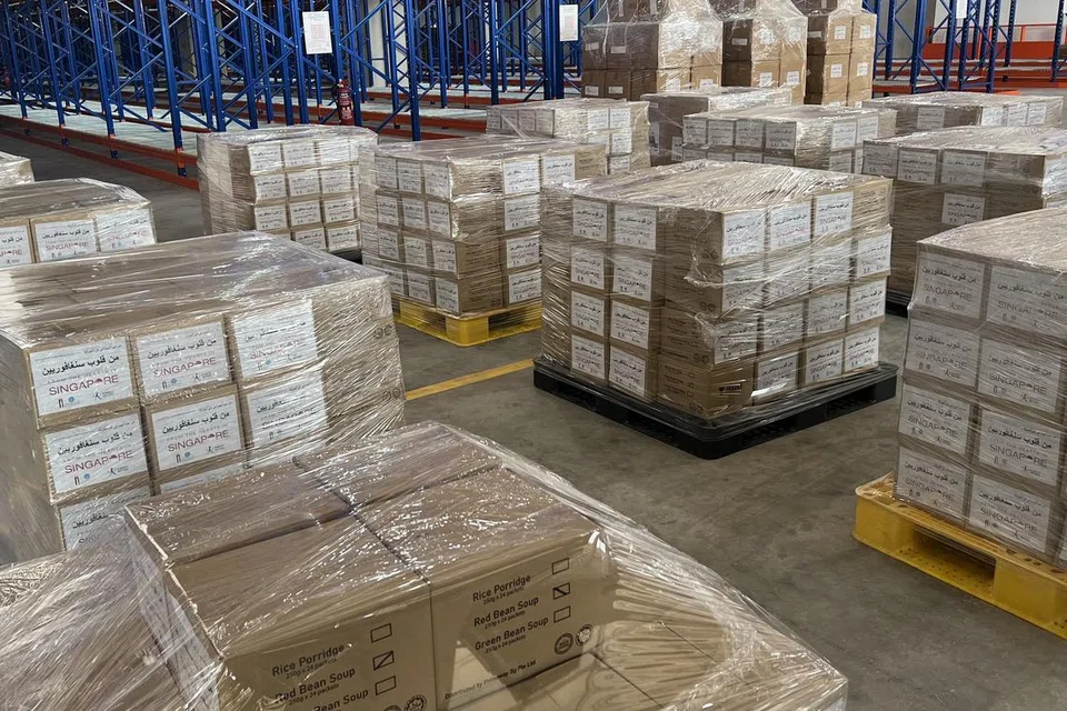 Bekalan bantuan kemanusiaan ke Gaza kelihatan disimpan di sebuah gudang sebelum dihantar ke Jordan.