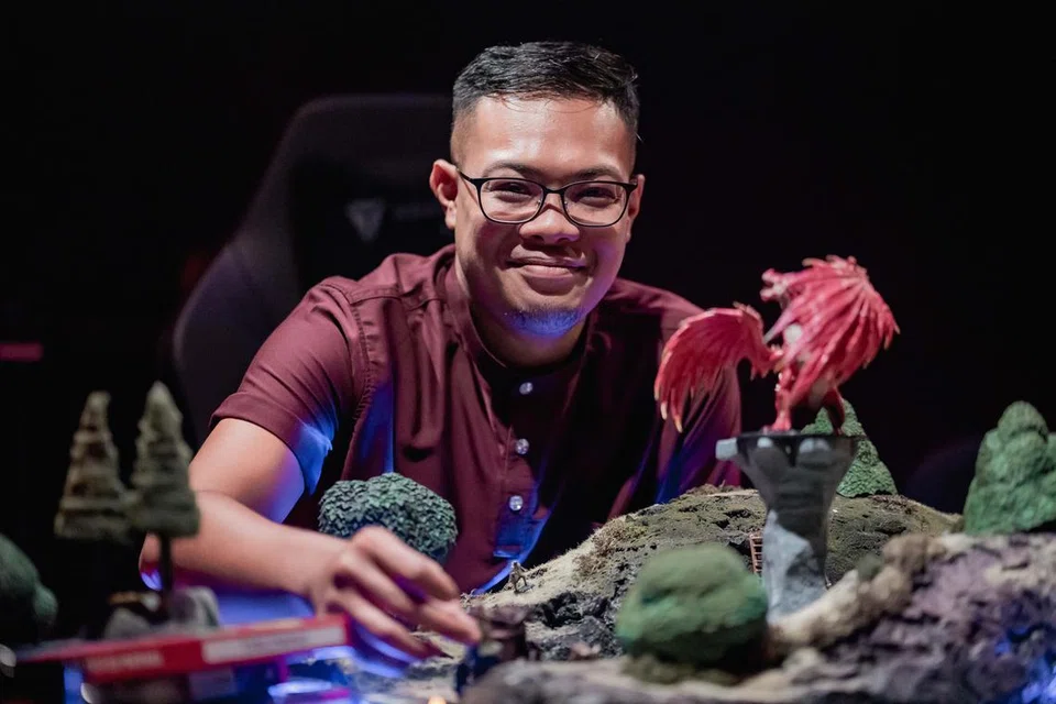 Salah seorang pengasas bersama TableMinis, Encik Farez Najid, yang juga bekas pelakon teater, berkata latar belakang beliau dalam seni persembahan banyak mempengaruhi pendekatannya dalam membawa unsur penceritaan yang menarik dan mendalam bagi menyemarakkan permainan ‘Dungeons & Dragons’.