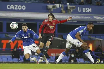 CAVANI BERBISA: Edinson Cavani (tengah) menjaringkan gol pertama bagi Manchester United sewaktu aksi suku akhir Piala Liga di Goodison Park. - Foto-foto EPA-EFE