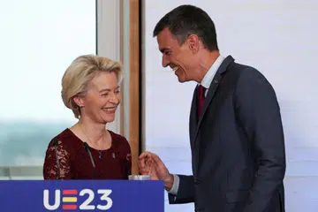 HARAP CAPAI KESEPAKATAN: Perdana Menteri Sepanyol, Encik Pedro Sanchez, dan Ketua Surunjaya Kesatuan Eropah, Cik Ursula von der Leyen, dalam sidang media bersama di Royal Palace of Madrid, Sepanyol. 