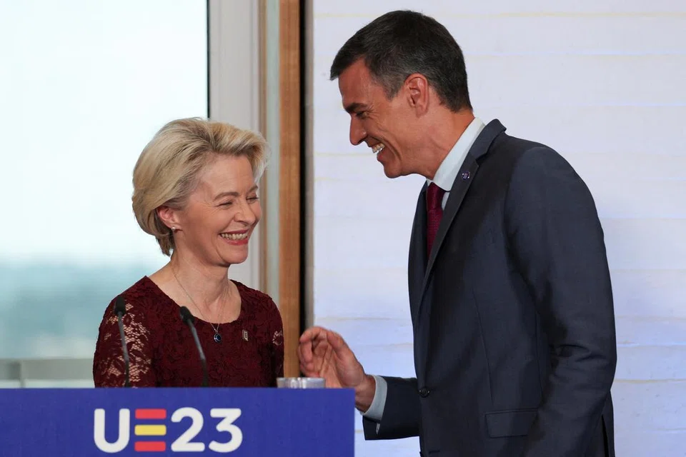 HARAP CAPAI KESEPAKATAN: Perdana Menteri Sepanyol, Encik Pedro Sanchez, dan Ketua Surunjaya Kesatuan Eropah, Cik Ursula von der Leyen, dalam sidang media bersama di Royal Palace of Madrid, Sepanyol. 