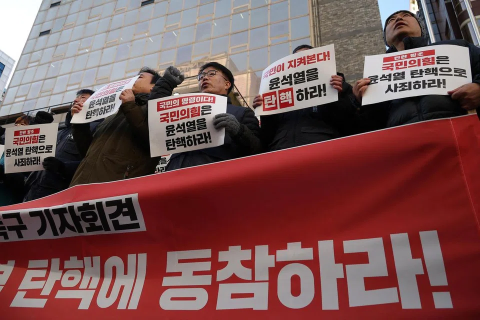 Penunjuk perasaan menghadiri perhimpunan di hadapan ibu pejabat Parti Kuasa Rakyat (PPP) di Seoul, Korea Selatan pada 5 Disember, mendesak anggota Parlimen parti pemerintah untuk menyokong usul pemecatan Presiden Korea Selatan, Encik Yoon Suk Yeol. 