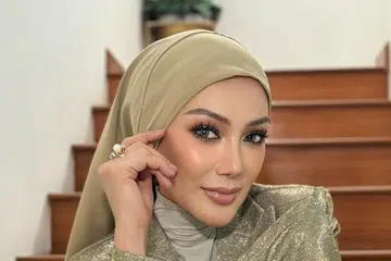 Erra Fazira tidak mengamalkan petua khusus untuk tampil menawan, sebaliknya mengamalkan gaya hidup bebas tekanan dalam kehidupan harian.