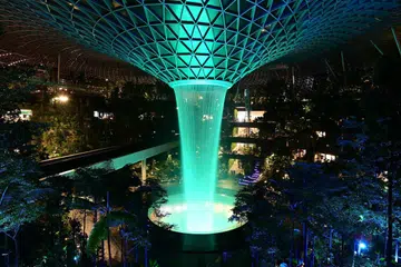 Bangunan dan mercu tanda ikonik negara seperti Jewel Rain Vortex di Jewel Lapangan Terbang Changi bergemerlapan dengan cahaya hijau pada 26 Jun sebagai mencerminkan sokongan kukuh rakan kongsi masyarakat dalam usaha mengatasi masalah dadah di sini.