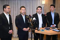 UMUMKAN RANCANGAN: (Dari kiri) Menteri Besar Johor, Datuk Onn Hafiz Ghazi; Menteri Pembangunan Negara, Encik Desmond Lee; Menteri Ekonomi Malaysia, Encik Rafizi Ramli dan Pemangku Menteri Pengangkutan, Encik Chee Hong Tat, menyampaikan kenyataan bersama kepada media semasa mesyuarat JMCIM ke-16 di Hotel Shangri-la pada Jumaat.