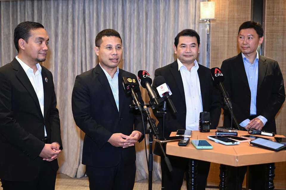 UMUMKAN RANCANGAN: (Dari kiri) Menteri Besar Johor, Datuk Onn Hafiz Ghazi; Menteri Pembangunan Negara, Encik Desmond Lee; Menteri Ekonomi Malaysia, Encik Rafizi Ramli dan Pemangku Menteri Pengangkutan, Encik Chee Hong Tat, menyampaikan kenyataan bersama kepada media semasa mesyuarat JMCIM ke-16 di Hotel Shangri-la pada Jumaat.
