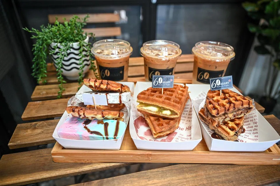 ENAK DAN HARGA BERPATUTAN: Kopi dan Wafel Ice Cream Potong, Wafel dengan Kaya dan Krim Keju dan Wafel dengan Nutela dan Mentega Kacang. 