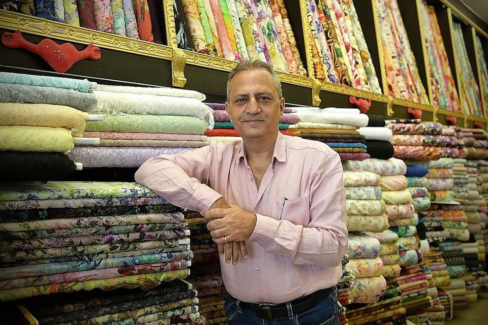 TIDAK DAPAT TAMPUNG KOS: Pemilik kedai dan perniagaan tekstil di Arab Street, Encik Anil Chandru Thadani, berkata kedai tekstil di kawasan itu pada umumnya kini meraih penjualan sekitar $200 hingga $250 setiap hari, dan tidak dapat menampung kos seperti gaji pekerja dan bil api air. - Foto BH oleh NG SOR LUAN