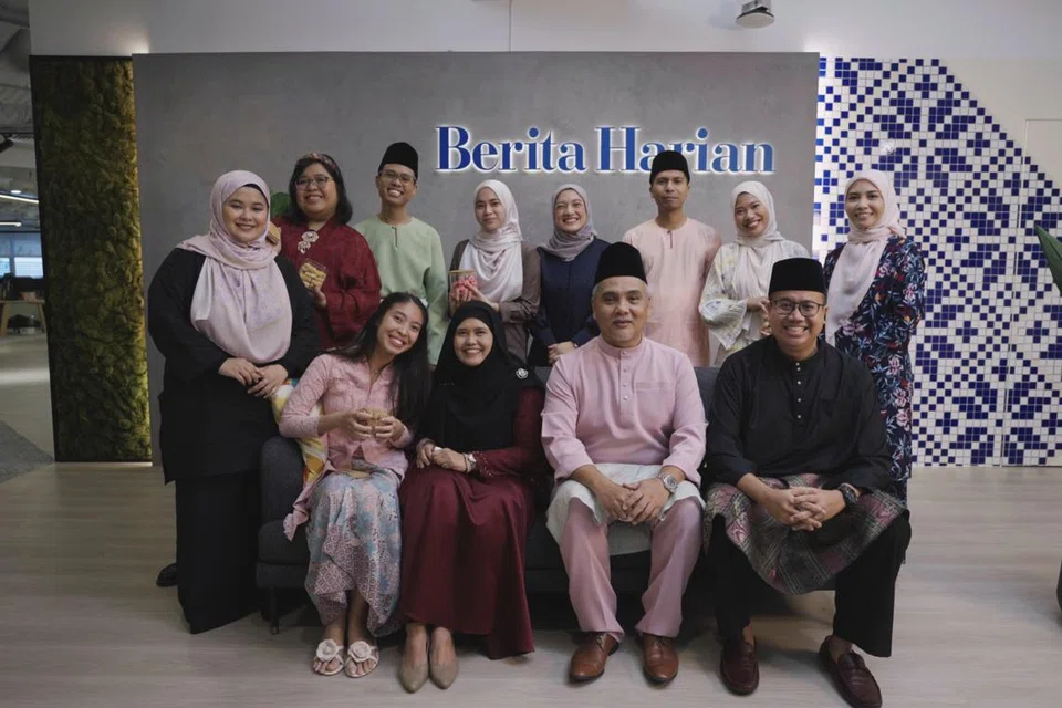Di sebalik tabir sajian berita berbilang media, Editor Berita Harian, Encik Nazry Mokhtar (dua dari kanan) bersama kakitangan bilik berita. (Barisan depan, dari kiri) wartawan visual, Cik Iffah Qistina Irwan; Timbalan Editor Cetak, Cik Hasleen Bachik; dan Timbalan Editor Berita, Encik Norman Sawi. (Barisan belakang, dari kiri) wartawan video, Cik Ameerah Sallehuddin; penerbit media sosial OMGxBH, Cik Nur Sabrina Masri; wartawan video OMGxBH, Encik Putra Nur Haiqal Sallehuddin; wartawan, Cik Batrisyia Baharim; penerbit podcast, Cik Natasha Mustafa; wartawan, Encik Izwandi Azman; wartawan, Cik Ainin Alfiyani Jailani; dan penyunting, Cik Nurfahruriza Ismail. 