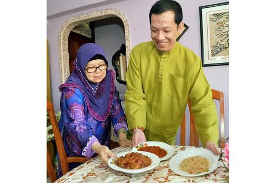 SENTIASA DINANTI: Lauk sambal kacang yang disediakan Cik Lina Maris (kiri) berserta ketupat perlu sentiasa ada atas meja di pagi Raya buat Dr Rashid. - Foto KHALID BABA