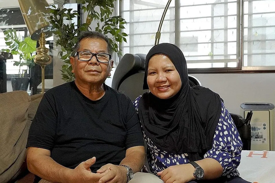 SEMANGAT AYAH: Encik Abdul Hamid, 72 tahun, dan anaknya, Cik Faezah, 40 tahun, harungi bersama cabaran meneruskan kehidupan memburu kecemerlangan. - Foto BM oleh HAZIRAH HANIFAR