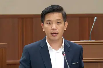 ORANG RAMAI PERLU HATI-HATI: Pengguna yang mengesyaki mereka menjadi mangsa salah jual produk kewangan harus dengan segera membuat aduan kepada institusi kewangan yang berkaitan, kata Menteri Negara (Perdagangan dan Perusahaan) Encik Alvin Tan pada Khamis.