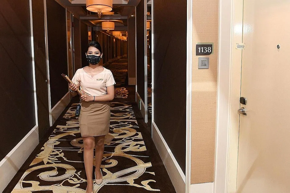 LEBIH PRIHATIN: Ketika hotel ditutup sebelum ini, Cik Nur Siti Farizah Dollah rindu bertegur sapa dengan tetamu dan kini teruja mahu berjumpa dengan lebih ramai tetamu hari demi hari. - Foto BM oleh KHALID BABA