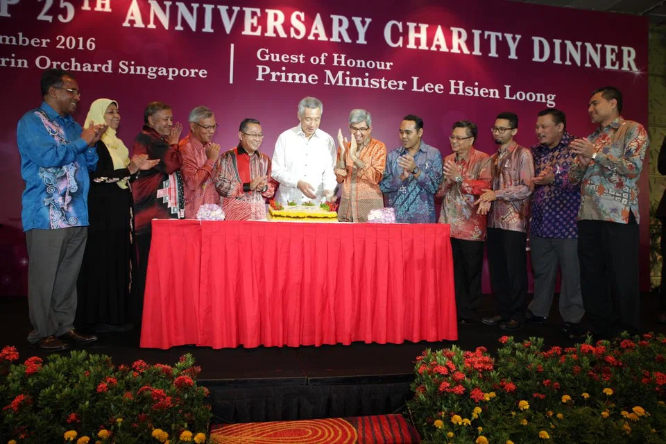 Mantan Perdana Menteri, Encik Lee Hsien Loong (enam dari kiri), menghadiri Majlis Ulang Tahun Ke-25 AMP Singapura pada Mac 2016.