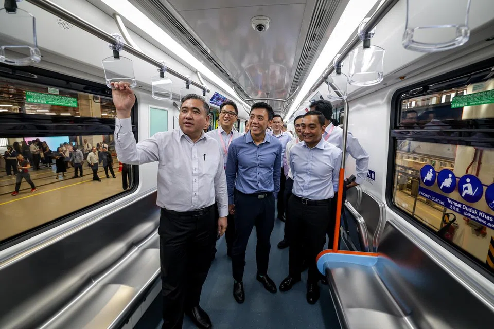 Menteri Pengangkutan Malaysia, Encik Anthony Loke (kiri); Pemangku Menteri Pengangkutan Singapura, Encik Jeffrey Siow (tengah); dan Menteri Besar Johor, Datuk Onn Hafiz Ghazi; meninjau kereta api pertama Laluan Sistem Transit Laju (RTS Link) ketika majlis pelancaran khas di Pusat Ujian Rel Singapura (SRTC) pada 30 Jun. 