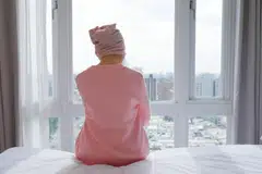 Cik Fatimah (bukan nama sebenar), 34 tahun, diberitahu doktor sawan pertama yang dialami membawa kepada penemuan glioma gred rendah, satu ketumbuhan otak yang memerlukan rawatan dan pemantauan jangka panjang. Kesnya menggambarkan perjalanan pesakit daripada diagnosis hingga pemulihan selepas pembedahan di Singapura.