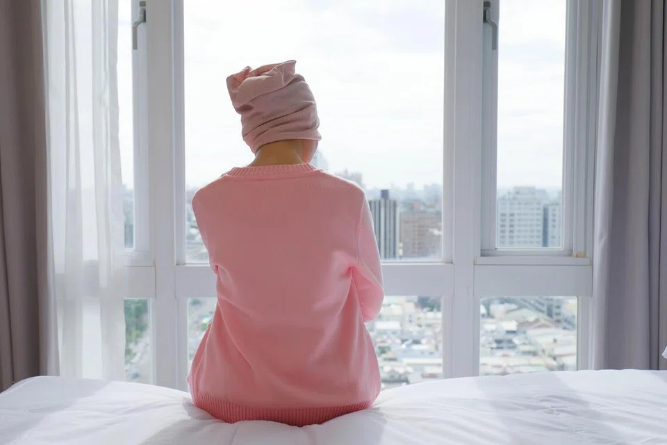 Cik Fatimah (bukan nama sebenar), 34 tahun, diberitahu doktor sawan pertama yang dialami membawa kepada penemuan glioma gred rendah, satu ketumbuhan otak yang memerlukan rawatan dan pemantauan jangka panjang. Kesnya menggambarkan perjalanan pesakit daripada diagnosis hingga pemulihan selepas pembedahan di Singapura.