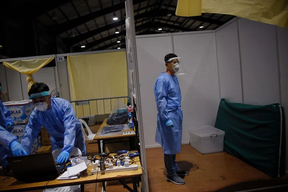 Kemudahan Swab dan Pengasingan (SIF) di Tuas Recreation Centre (RC). - FOTO: MARK CHEONG