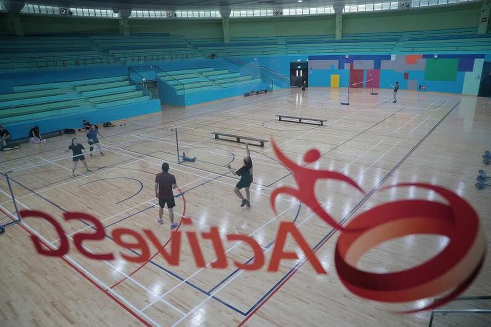 PENGINAPAN SEMENTARA: Empat dewan sukan ActiveSG di Pasir Ris, Jurong West, Clementi dan Hougang kini digunakan sebagai tempat penginapan sementara bagi pekerja asing yang tidak menghidap simptom virus Covid-19 dan bekerja dalam perkhidmatan penting. - FOTO: JASON QUAH