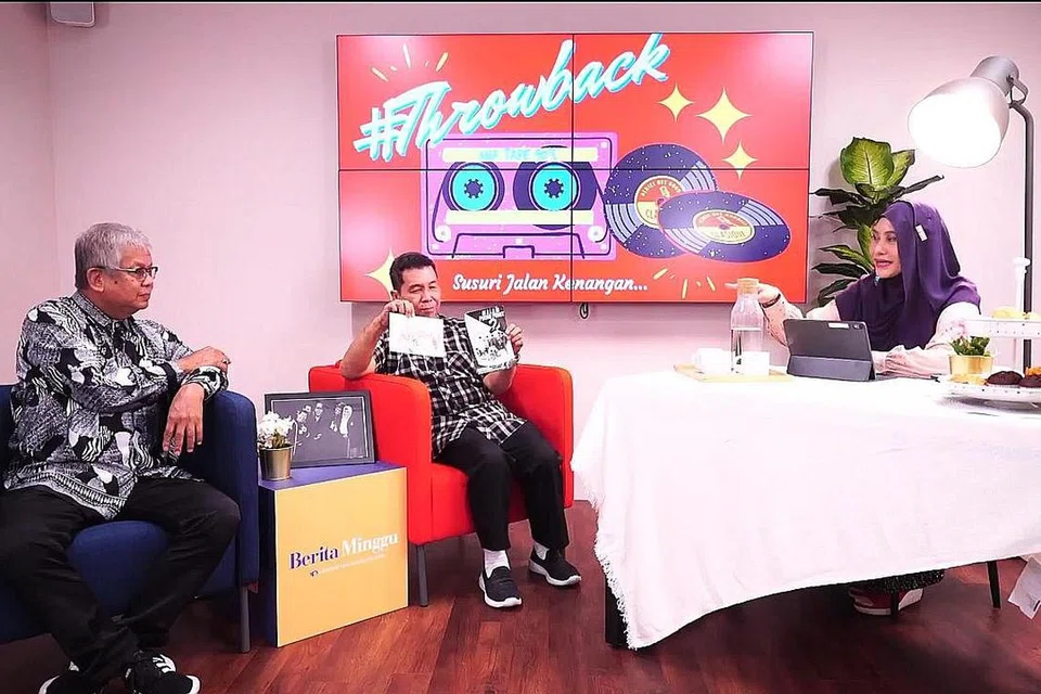 TERKENANG ZAMAN GEMILANG: Dalam sesi #Throwback, segmen dwimingguan The BM Show episod ketiga, tetamu undangan, Husin (kiri) dan Zainal (tengah) mengimbas era kegemilangan persada komedi Singapura yang agak unik dan cukup menyerlah pada satu ketika. Segmen dihos oleh Penolong kepada Editor, Cik Hanim Mohd Saleh. - Foto BM