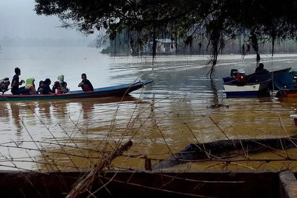 PENGANGKUTAN UTAMA KETIKA BANJIR: Para penduduk Kuala Kerai menggunakan sampan bergerak ke sana sini termasuk dalam mendapatkan bantuan.