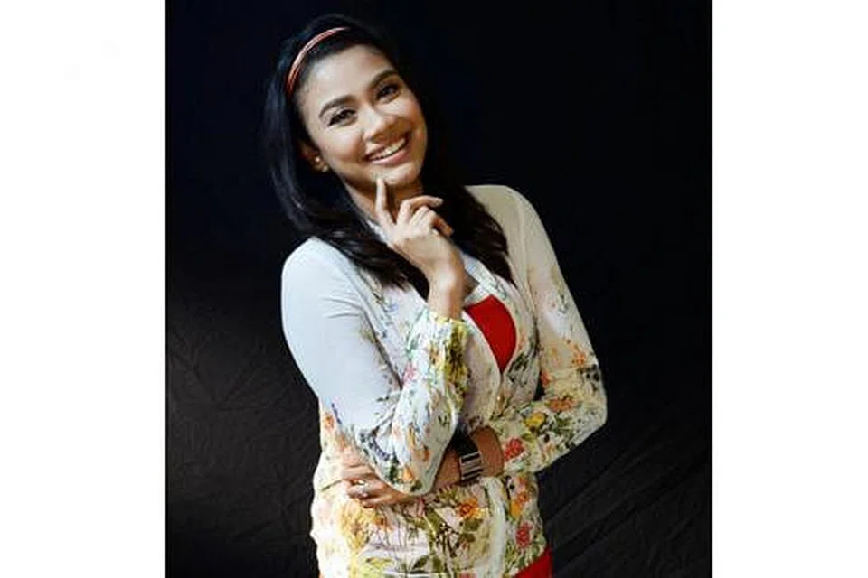 BAKAT BARU: Nur Farhana Noor (atas) dianggap Khairudin Samsudin sebagai antara pelakon muda yang boleh digilap bakat komedinya sementara Huda Ali banyak belajar daripada pelawak mapan seperti Suhaimi Yusof dan pelakon komedi Khairudin Samsudin tentang lawak spontan. - Foto-foto KHALID BABA, JOHARI RAHMAT