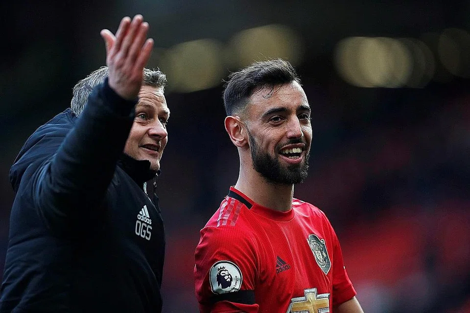 KEMBALIKAN SENYUMAN PADA PENGURUS: Kehadiran Fernandes (kanan) membantu usaha Solskaer membina semula Manchester United. - Foto REUTERS